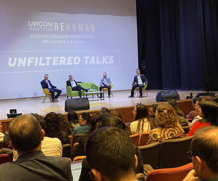 UnConvention ReHuman cerró con ideas que reimaginan la educación en la era de la IA Cuatro ponentes en tarima dialogando frente al público asistente.