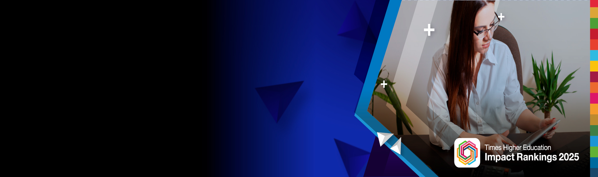 Mujer revisando información en tablet