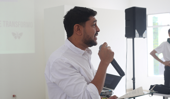 Hombre sosteniendo un microfono