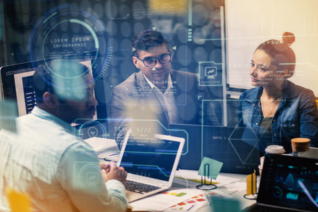 Persona trabajando en computadora