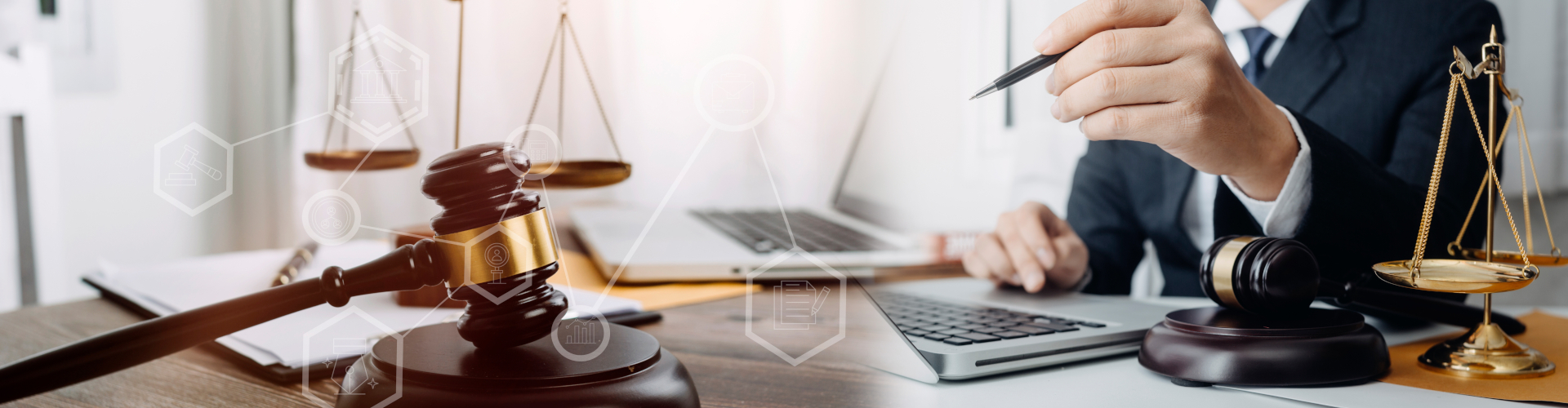 hombre en escritorio con computador portátil