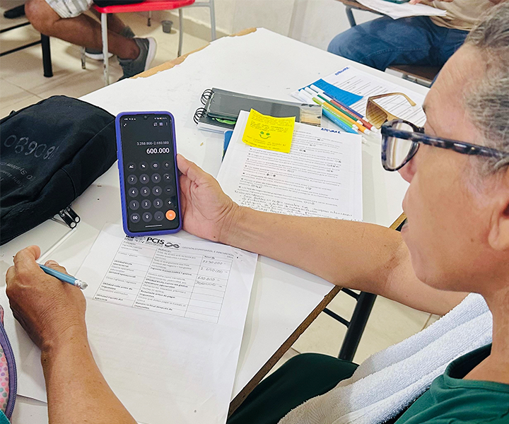 Participantes elaborando el estado de resultados financieros para sus negocios. Participantes elaborando el estado de resultados financieros para sus negocios.