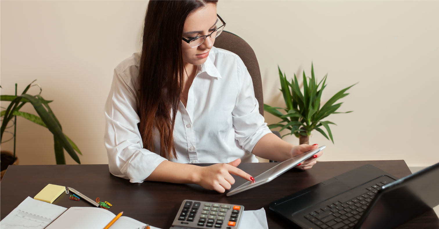 Mujer revisando información en tablet