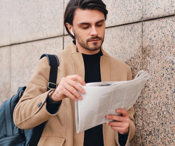Hombre leyendo periódico Hombre leyendo periódico