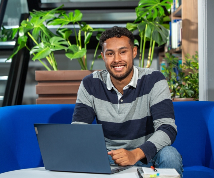joven estudiante con un computador portátil joven estudiante con un computador portátil