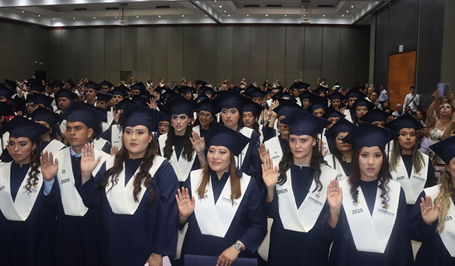 Graduando realizando promesa profesional durante la ceremonia de graduación
