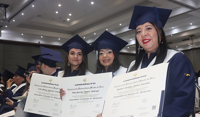 Tres graduadas del Centro Universitario Villavicencio posan sonrientes con su diploma