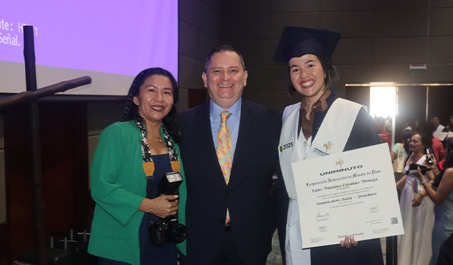 Doctor Carlos Alberto Pabón Meneses, Rector UNIMINUTO Oriente con graduada