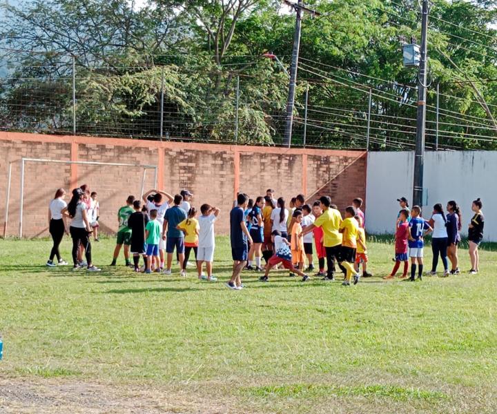 Niños y niñas en proceso de formación en la escuela de fútbol “DyD” (Dios y Deporte), liderada por el padre Óscar Orjuela.3