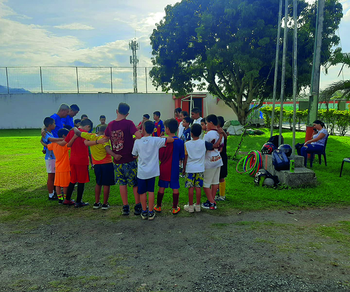 Niños de la Escuela "DyD" en las canchas de Atolpore.