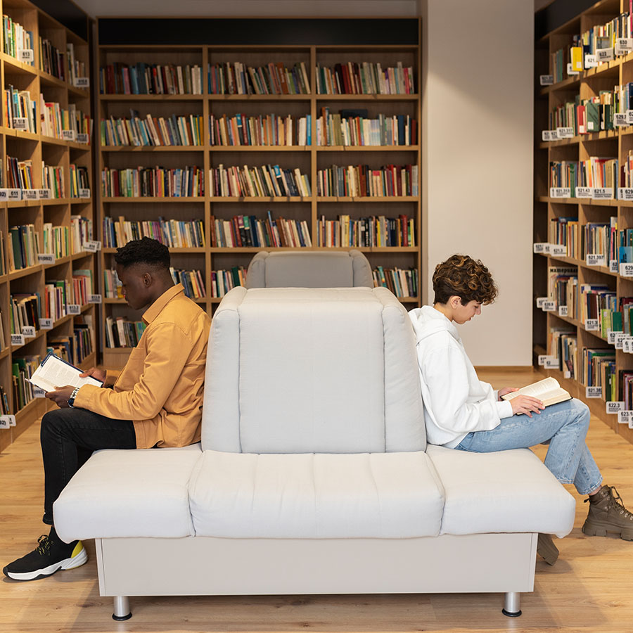 personas leyendo en biblioteca