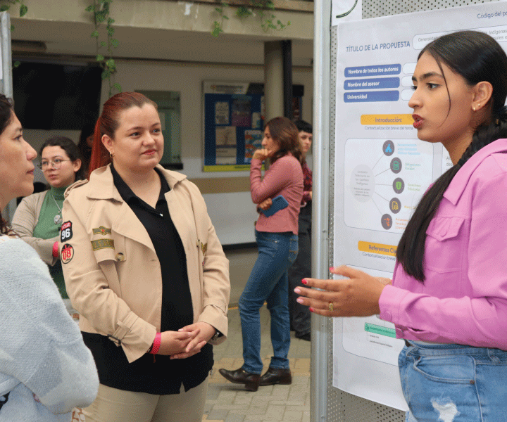 Estudiante exponiendo en encuentro de semilleros de investigación RUCC