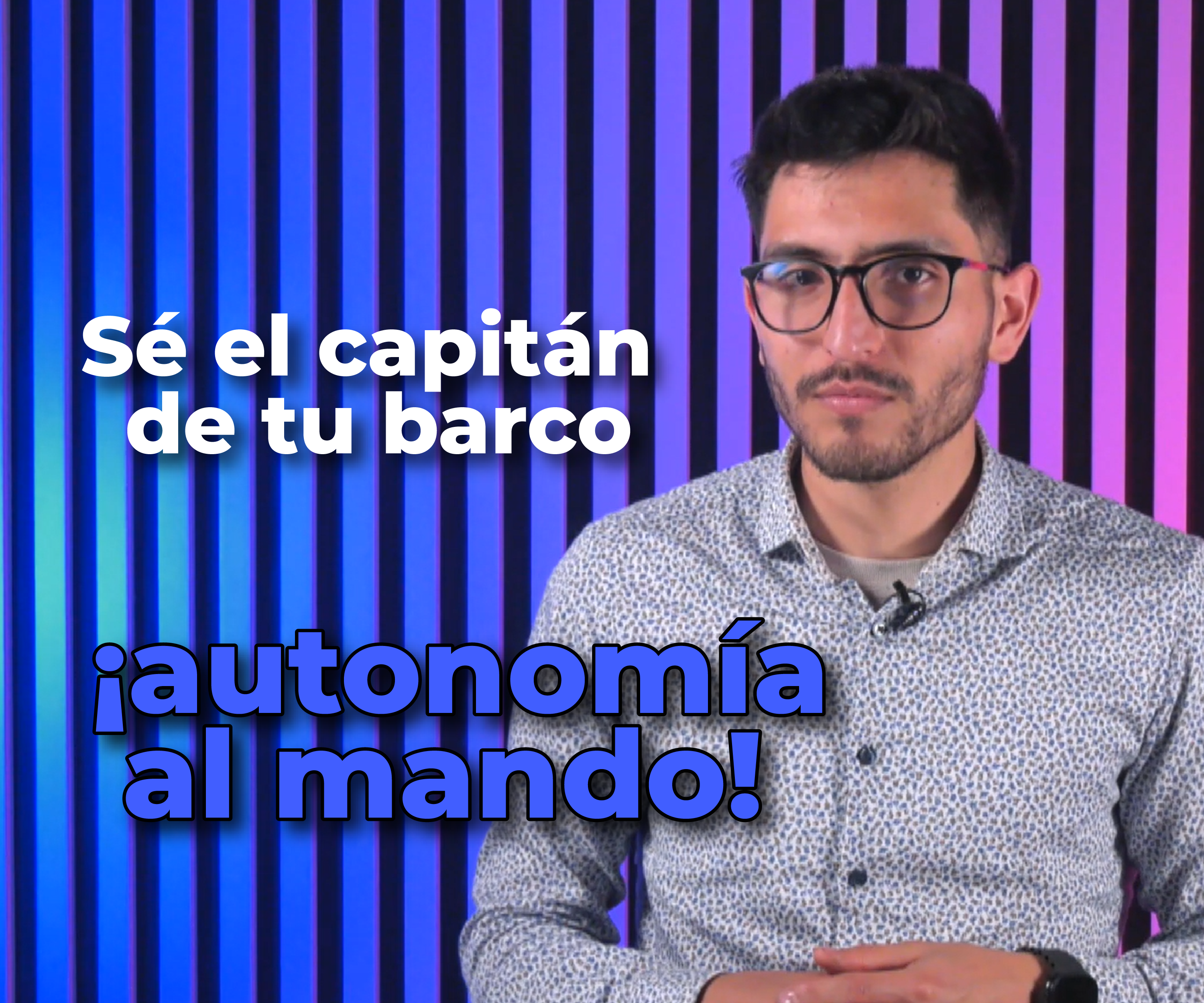 Persona hombre con gafas en postura de oratoria