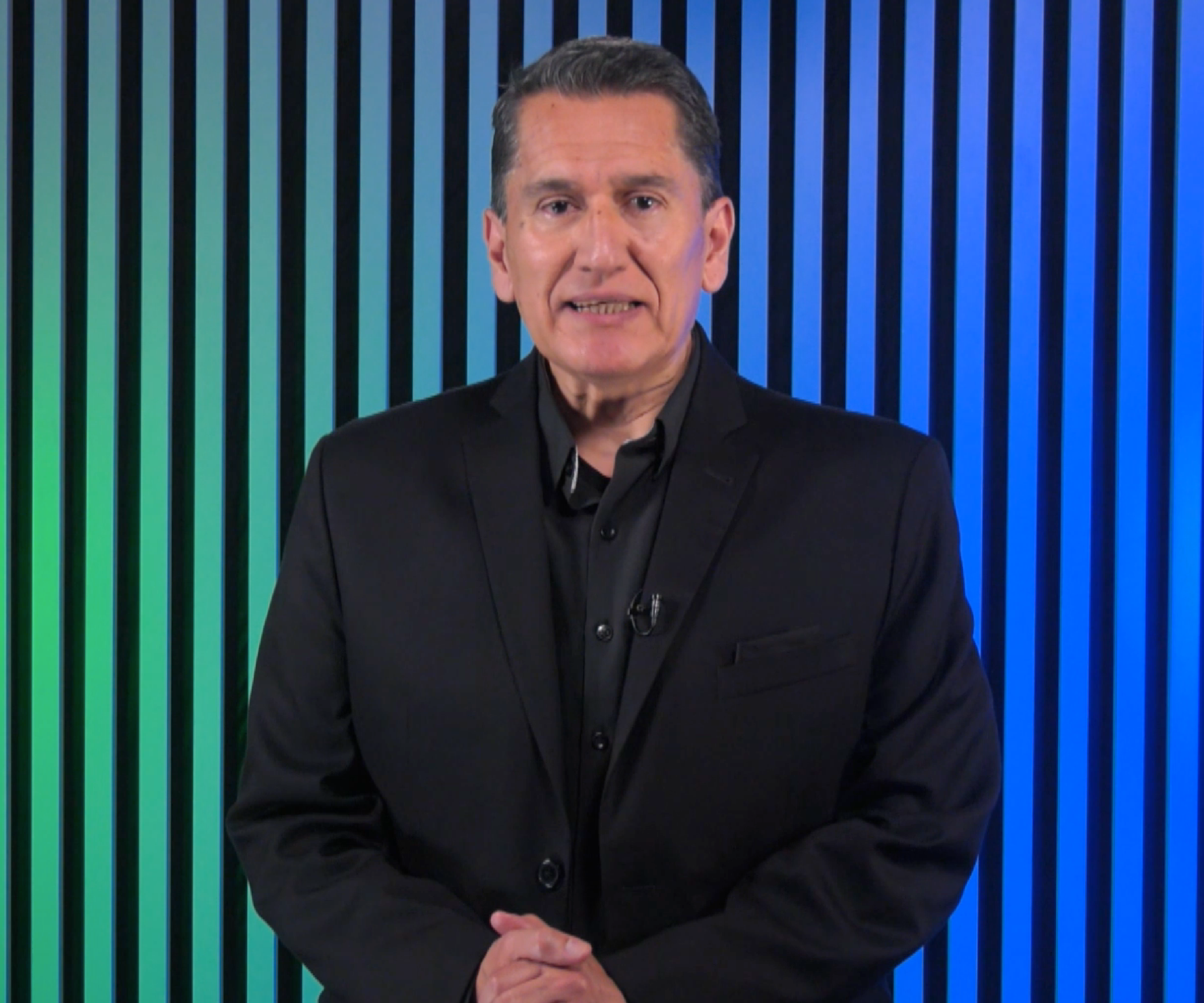 Persona hombre en posición de oratoria