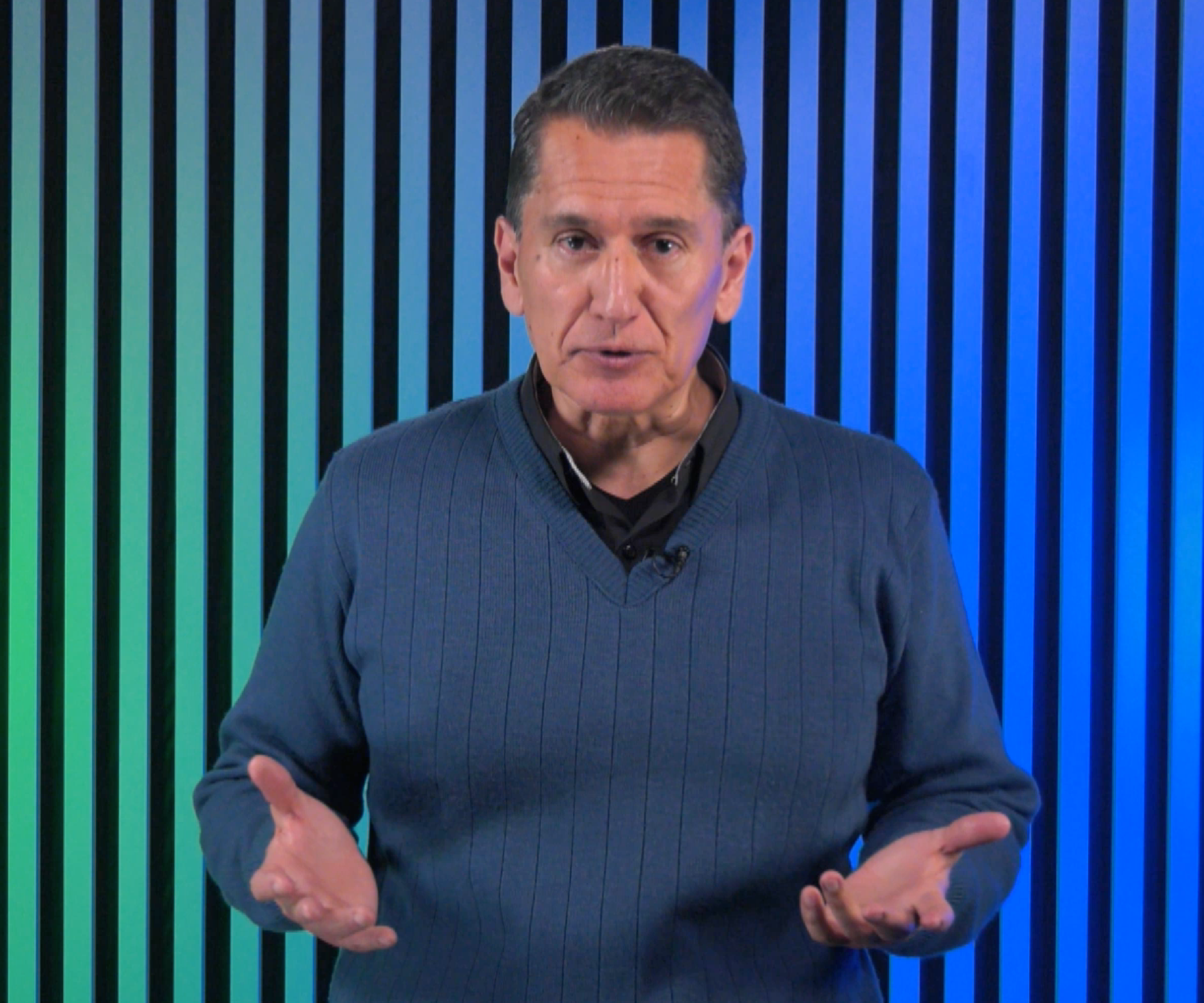 Persona hombre en postura de exposición 