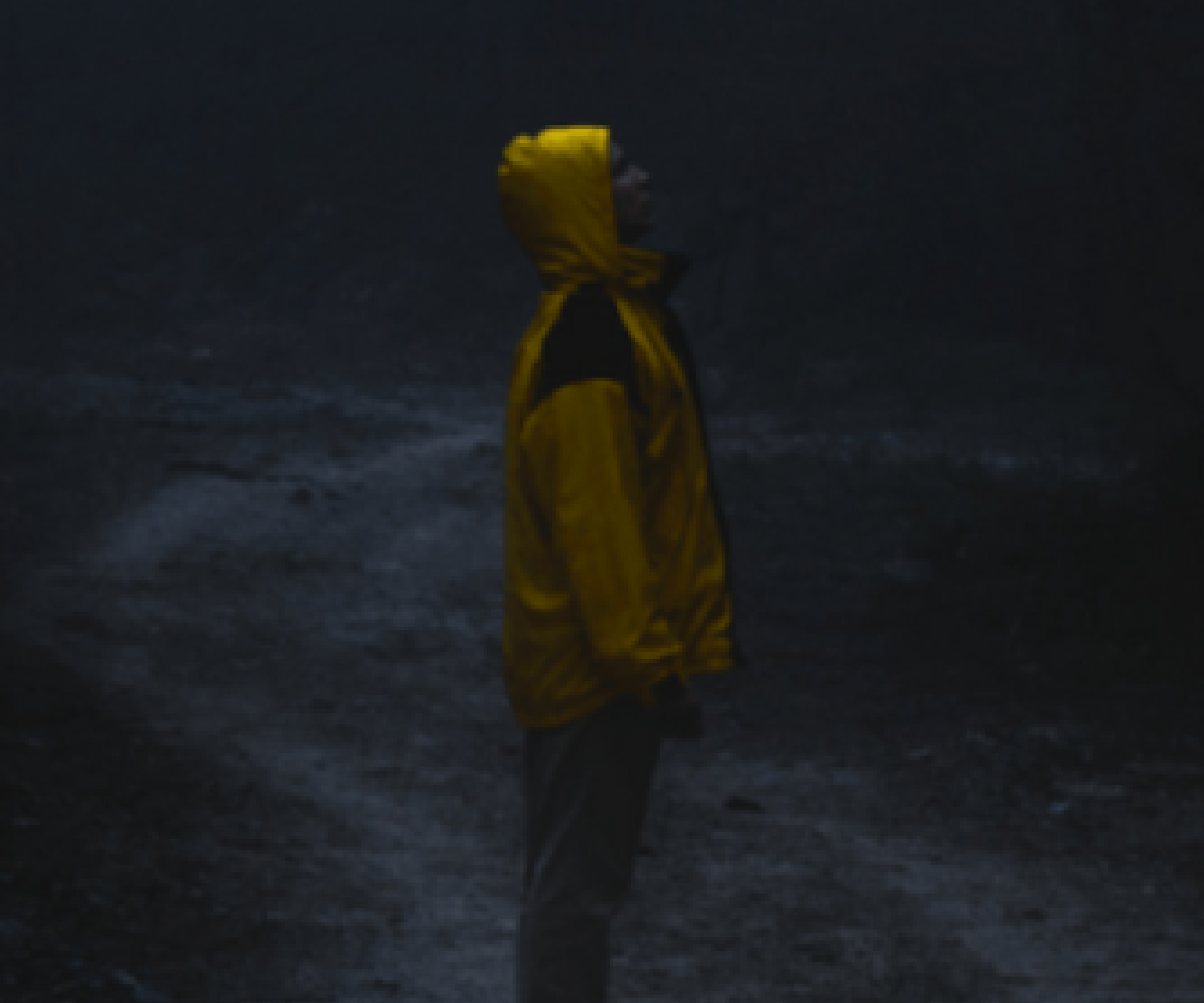 Persona de pie mirando al costado