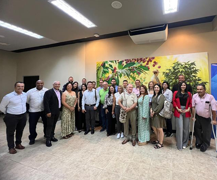 foto con empresarios e instituciones en Armenia