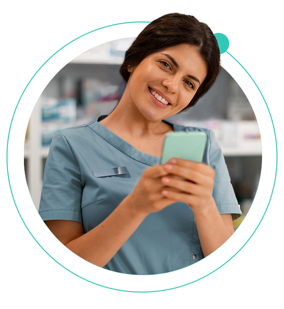doctora celular en mano para Tele-orientación