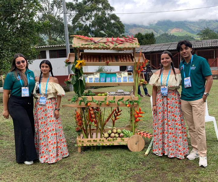 Johan Betancurt y Wendy Londoño, estudiantes AETH semillero TURSOCIE