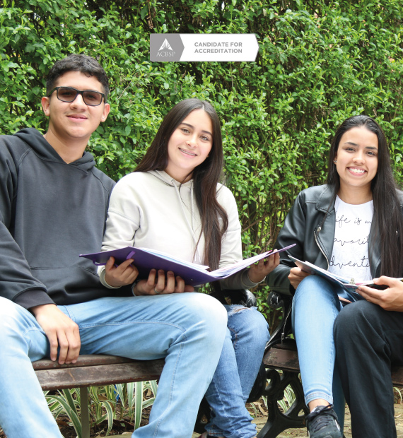 Estudiantes en el campus