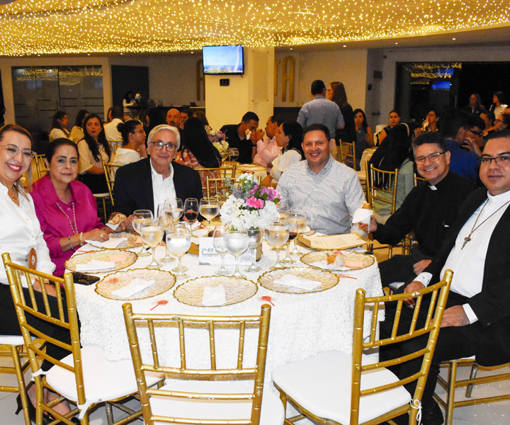 La Rectora Carolina Tovar Torres, el Doctor Leonidas López y su esposa Alicia Castilla de López, junto a representantes eclesiásticos3