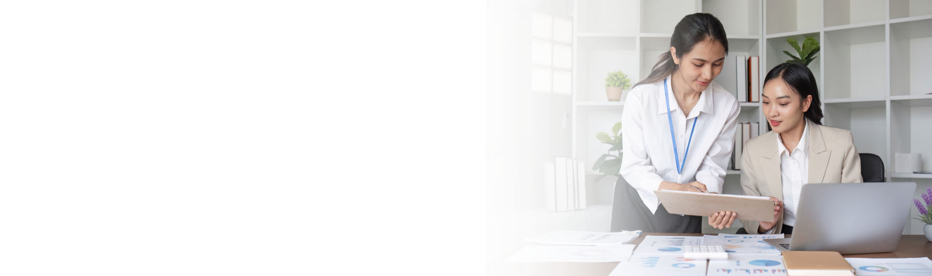 Dos personas revisando un archivo contable