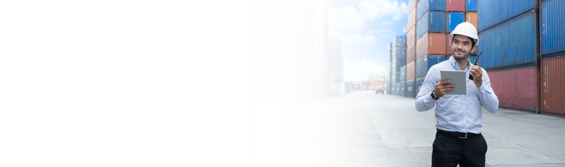 Hombre entre conteiners y con casco