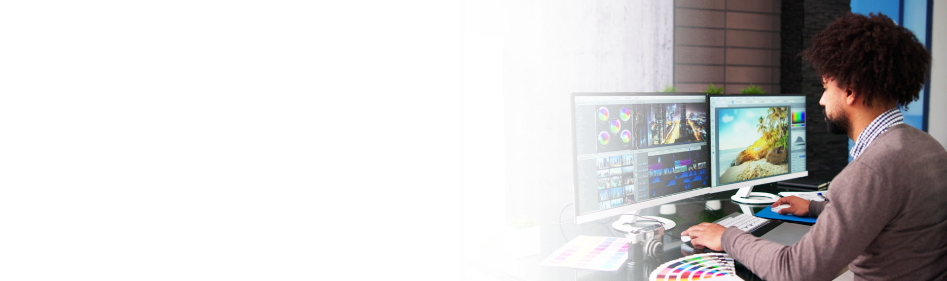 Joven universitario diseñando en computador