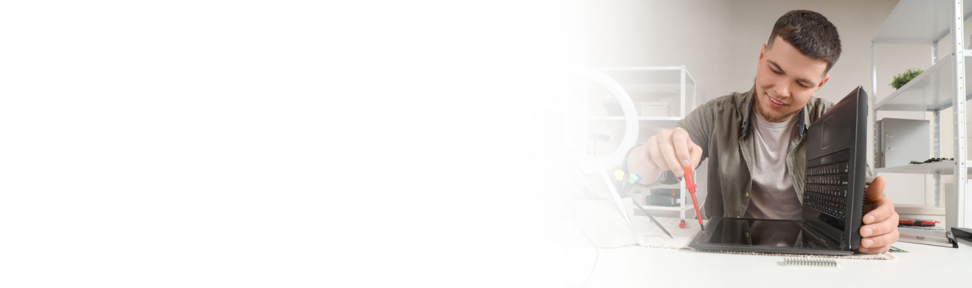 joven arreglando computador