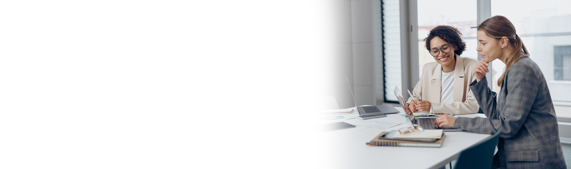 Dos mujeres trabajando en oficina