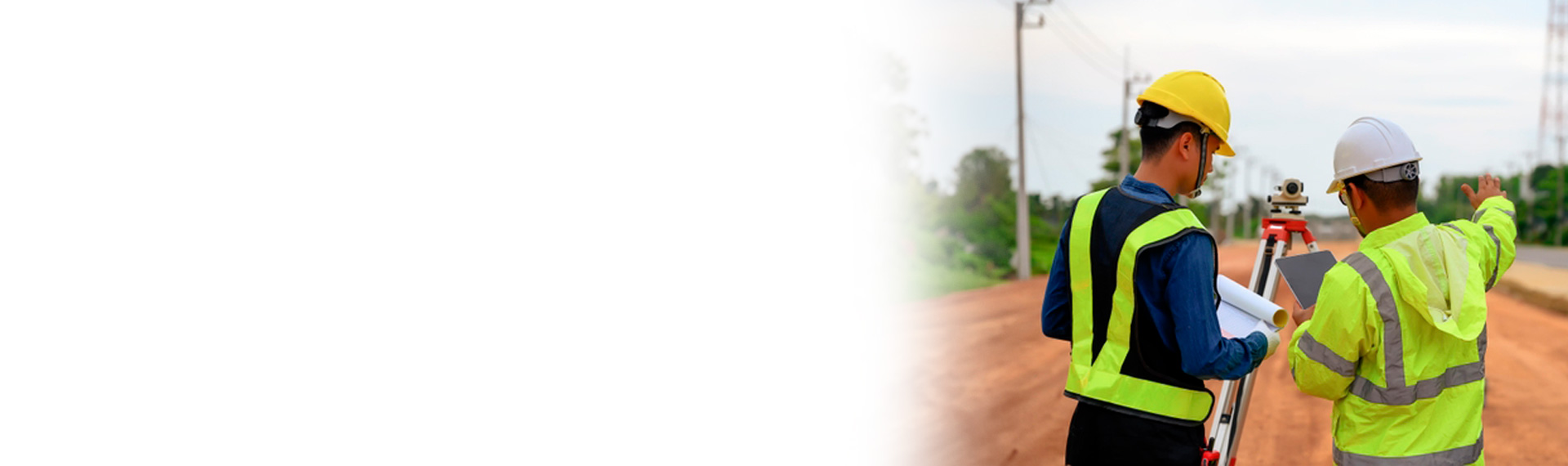 Dos obreros en la construcción con cascos