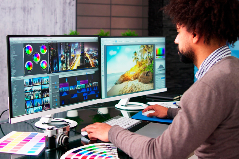 Joven universitario diseñando en computador