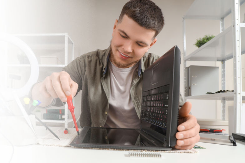 joven arreglando computador