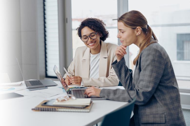 Dos mujeres trabajando en oficina