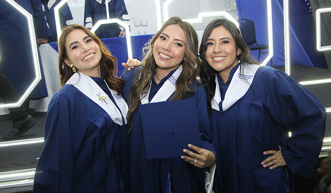 Graduadas del Centro Universitario Cali disfrutando de su ceremonia