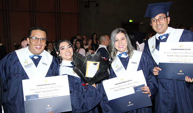 Grupo de amigos logrando su graduación en el Centro Universitario Chinchiná