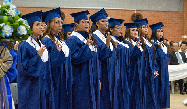 En Buga jóvenes graduados realizan su juramento UNIMINUTO