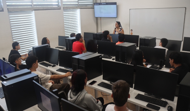 estudiantes en salón de cómputo