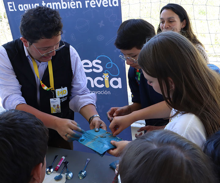  Estudiantes del colegio IED La Violeta en Sopó (Cundinamarca) realizan el experimento "Lo que no se ve, existe"