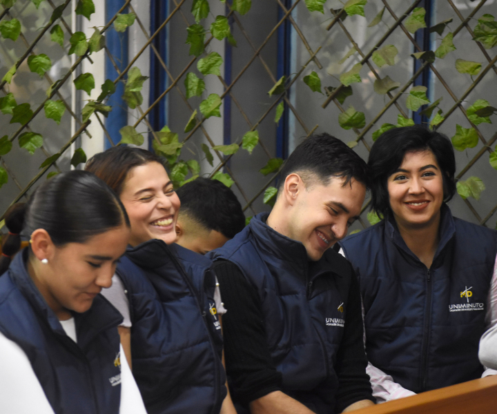 Grupo de estudiantes de UNIMINUTO participando en procesos de aprendizaje y servicio comunitario en el marco de la Inmersión Social.
