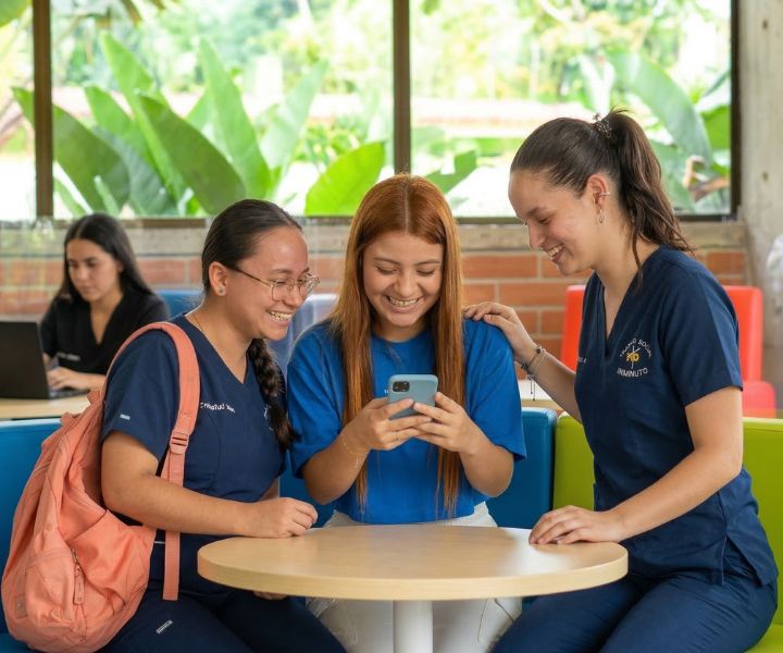 estudiantes universitarias viendo celular