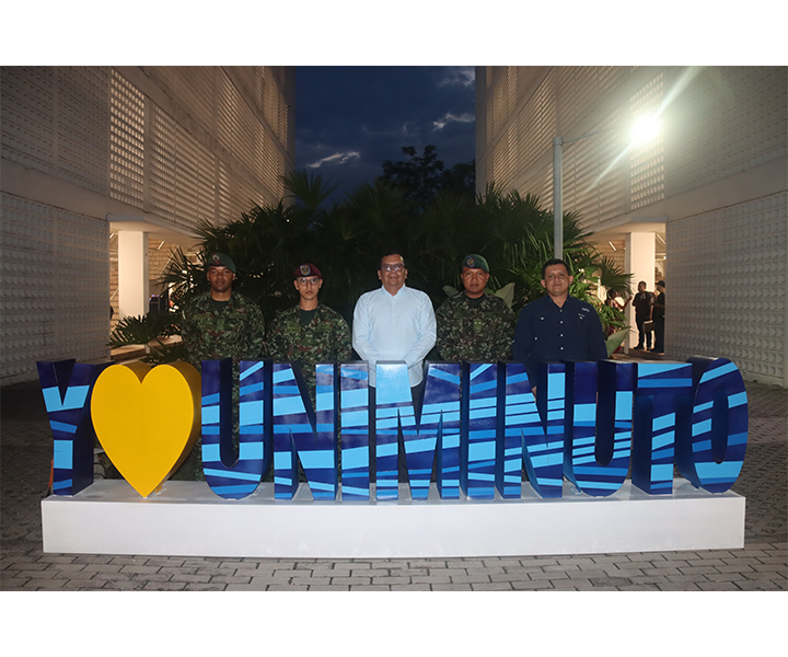 Grupo de participantes y representantes institucionales posan frente a un letrero de “Yo amo UNIMINUTO” en la sede Orinoquía-Amazonía durante la certificación del curso de drones.