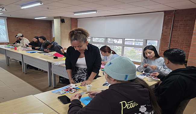 docente explicando el taller