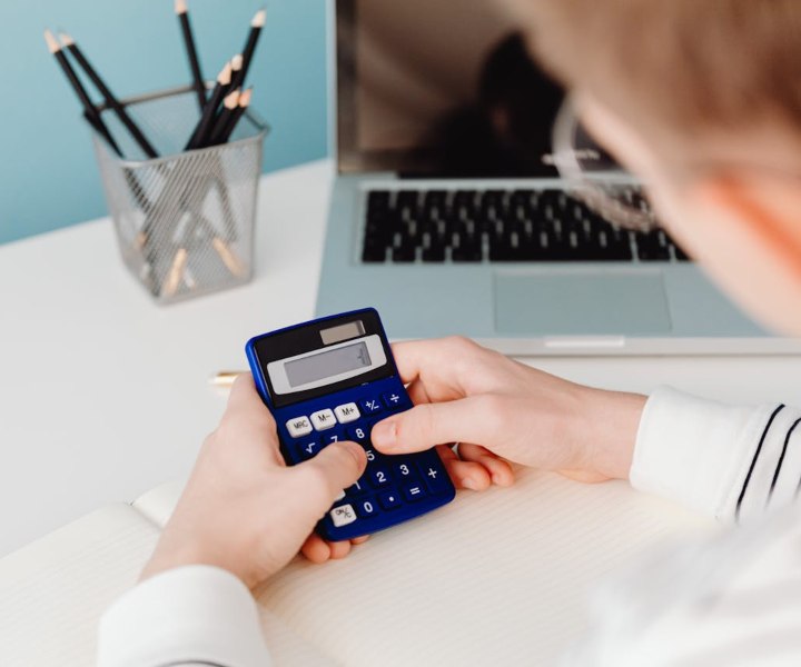 Persona con calculadora en la mano