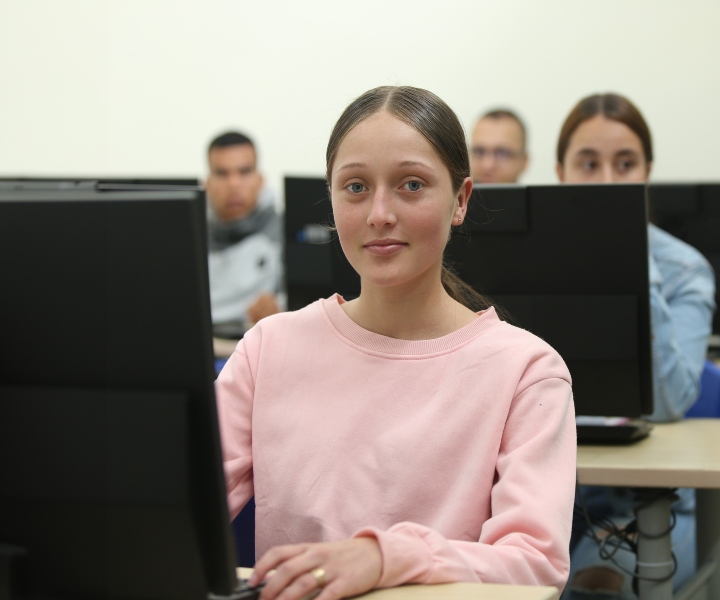 estudiante en clase frente a un computador classlab UNIMINUTO