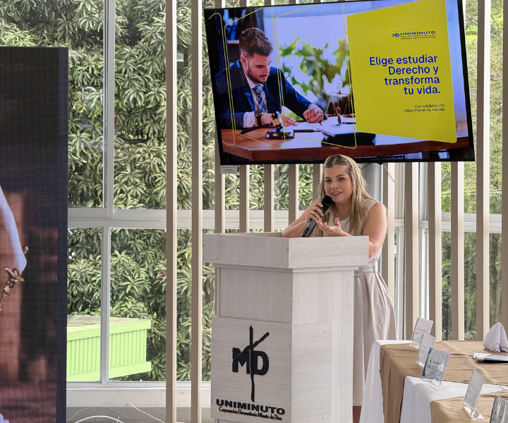 Docente del programa de Derecho de UNIMINUTO Sede Ibagué durante la presentación del programa en modalidad a distancia, en el marco del lanzamiento de la nueva oferta académica.