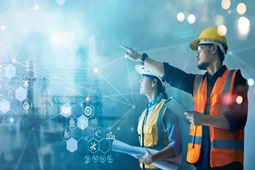Ingenieros industriales con cascos y chalecos de seguridad revisan planos y señalan instalaciones industriales mientras aparecen gráficos digitales y conexiones tecnológicas que representan la gestión de procesos, optimización y tecnología en la industria.