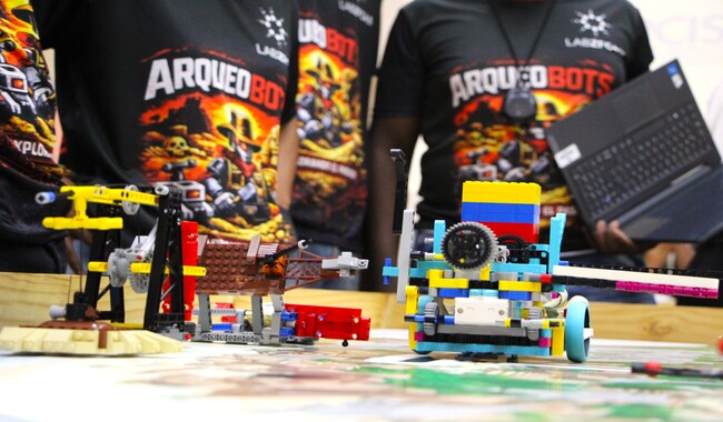 Equipos de jóvenes innovadores desarrollan robots y estrategias para vencer las misiones