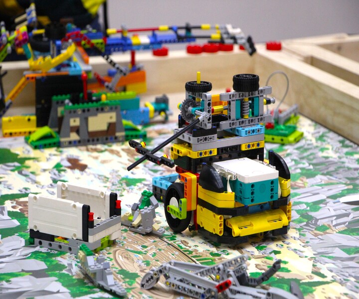 Robots LEGO construidos por jóvenes para la FIRST LEGO LEAGUE en Cali 