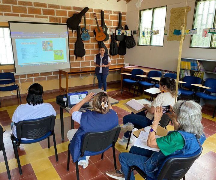 Estudiante universitaria en reunión con comunidad